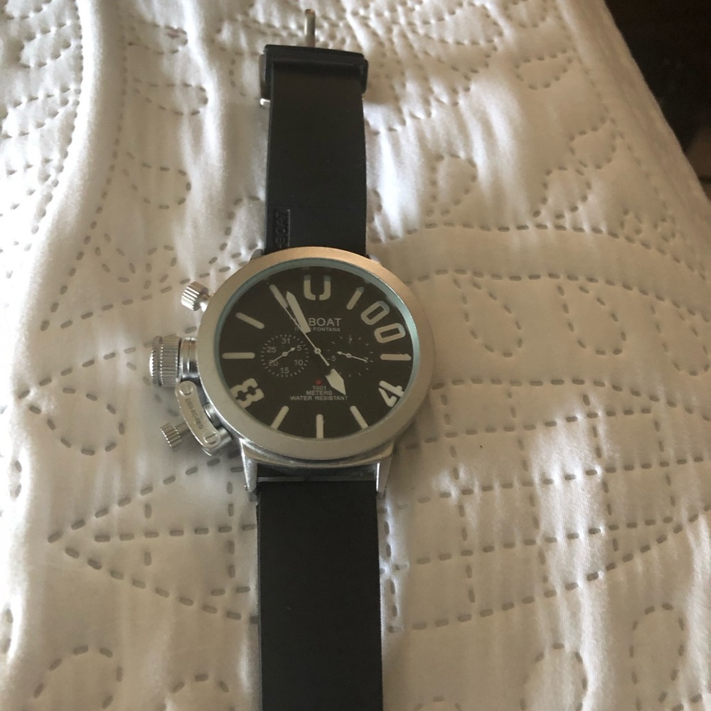 Sports watch with heavy rubber band unit was never worn